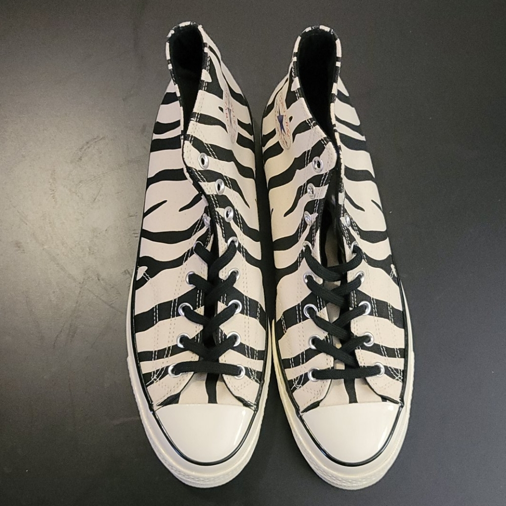 Chuck Taylor Griege black egret.